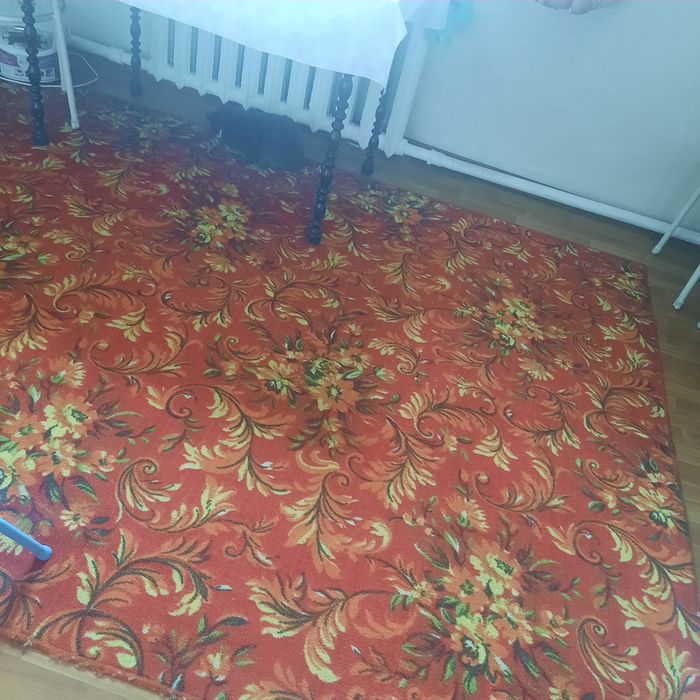 Паласы, ковры,кровать.