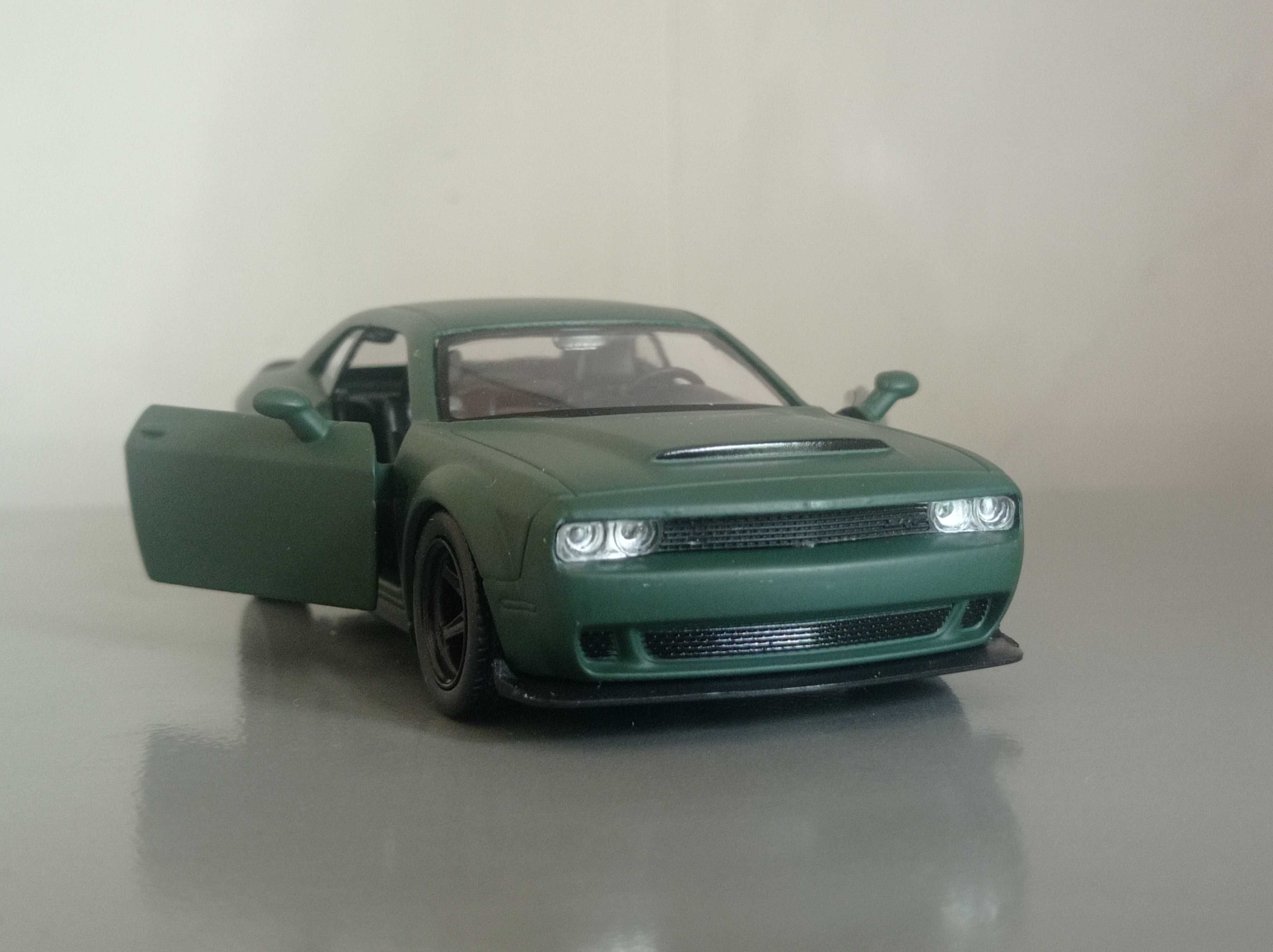 Коллекционная модель Dodge Challenger, масштаб 1:36