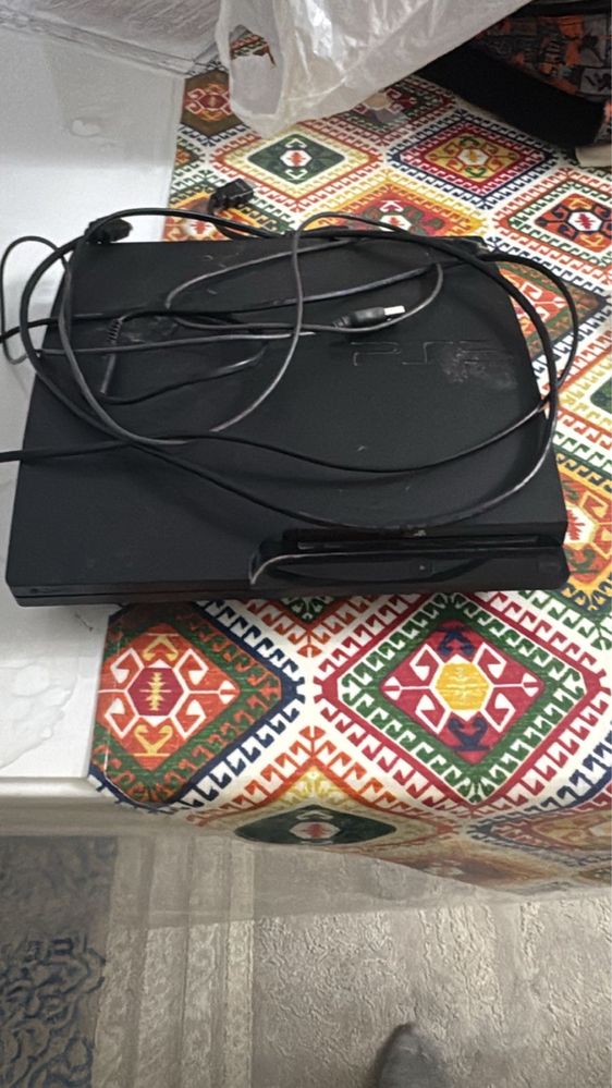 Плестейшн PS3 в отличном состоянии имеется два джостика .!!