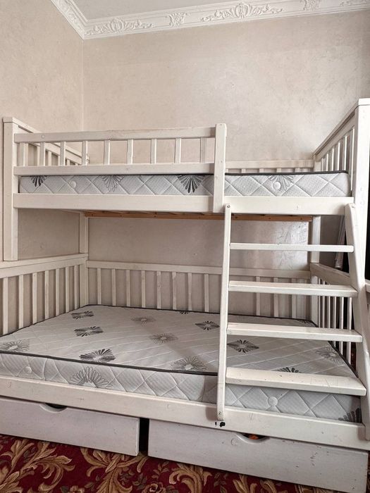 Кровать двухъярусная большая крепкая с матрасами кроват 2этажли kravat