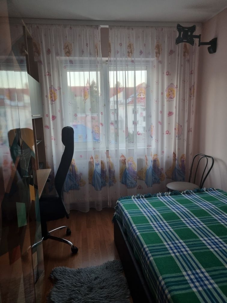 Proprietar Închiriez apartament 3 camere,