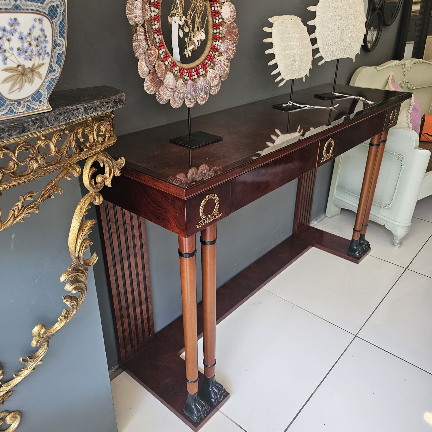 Уникална оригинална конзолна маса Chesterfield.
Лимитирана бройка бути