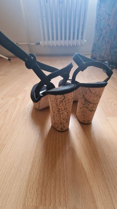 Vând sandale elegante , sunt noi, la prețul de 1000 lei( cel de