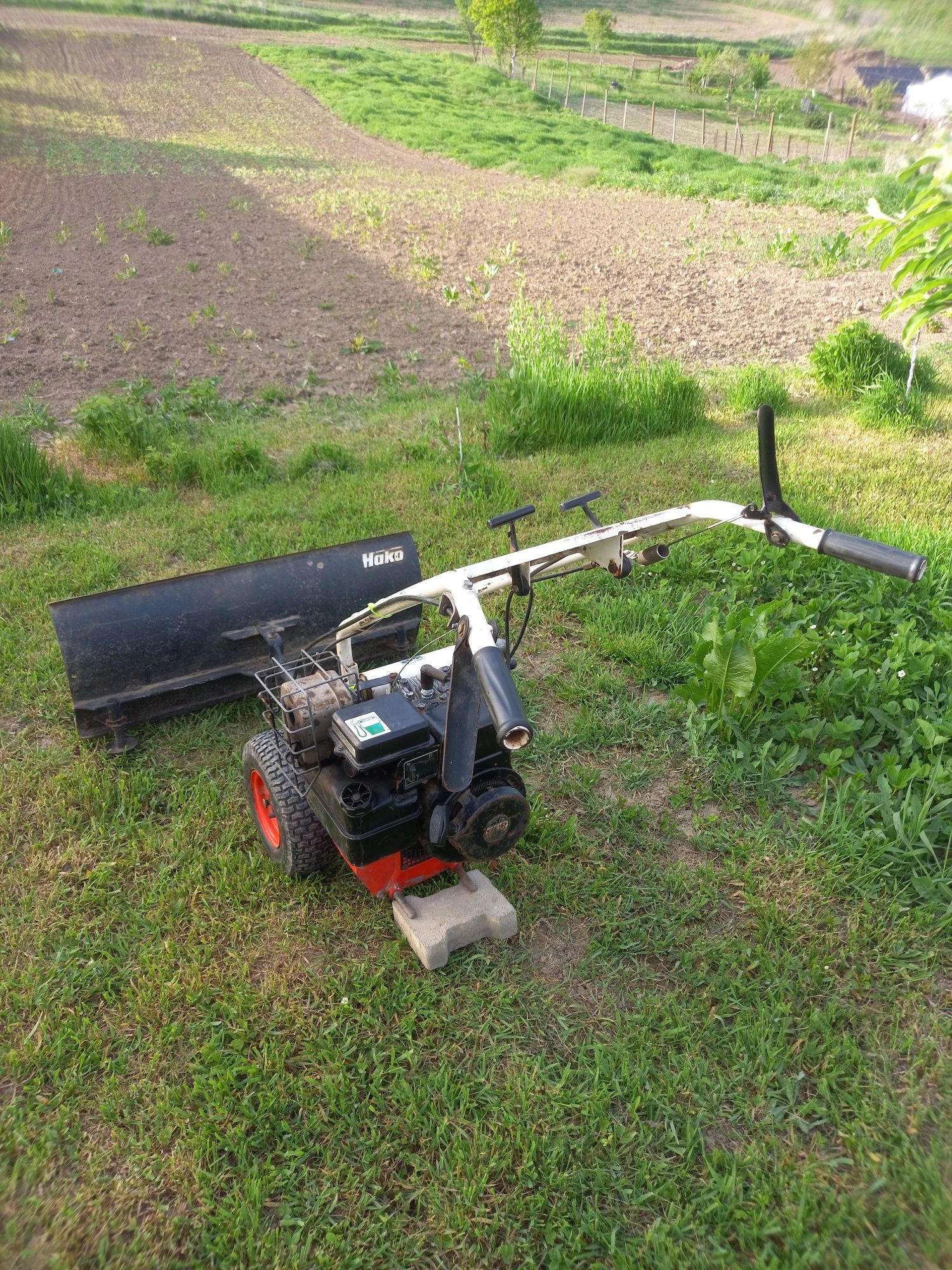 Motocultor de împins zăpada Hako