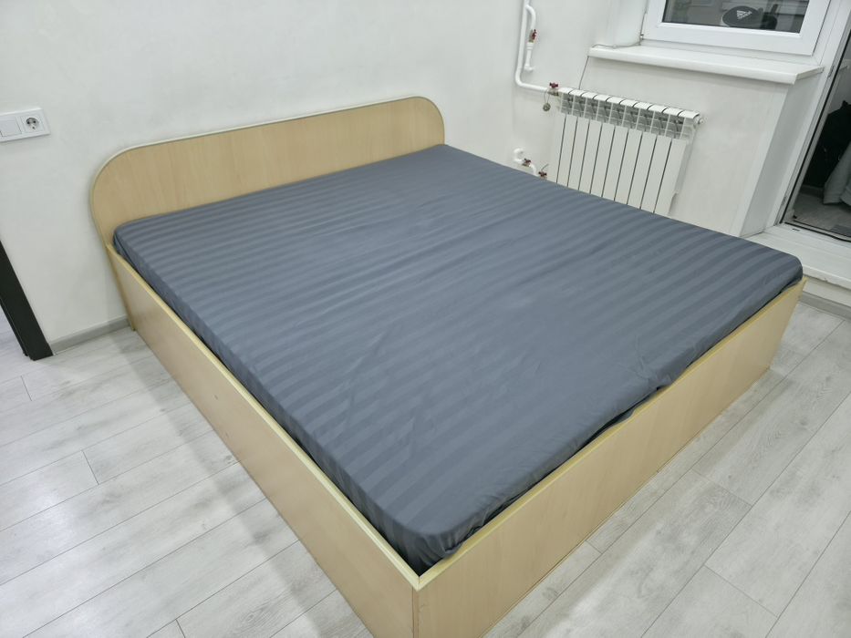 Кровать двухспальная с матрасом