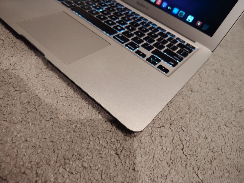 MacBook Air Intel i7 2.2 GHz Dual-Core
Intel UHD Graphics 630 1536 MB