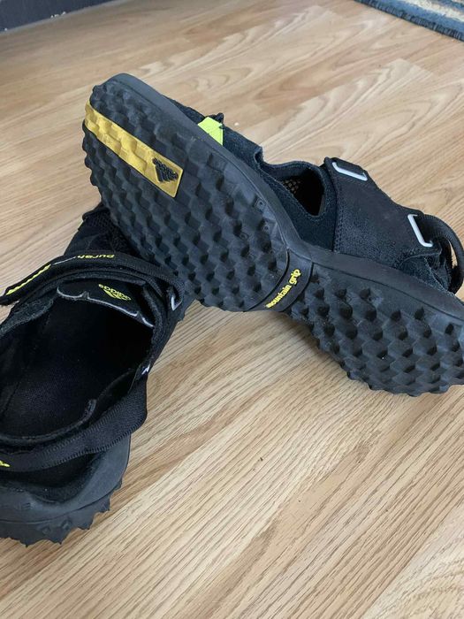 Adidas trail cu crampoane, sistem velcro, mărime 44 2/3 — stare bună