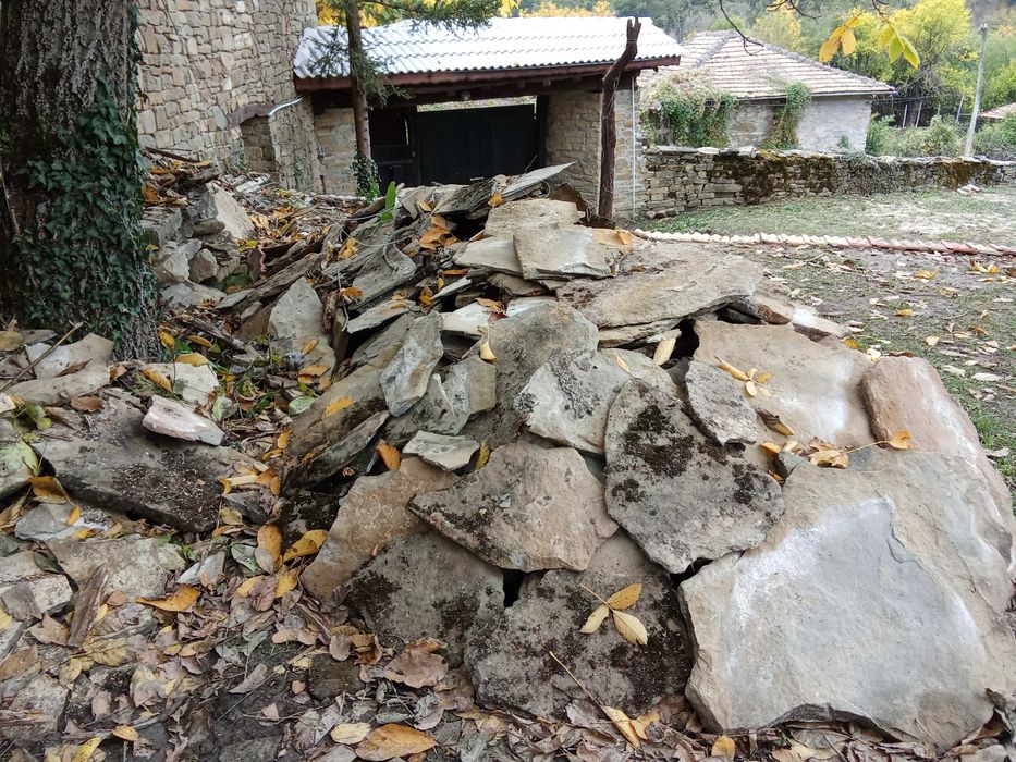 Каменни плочи от покрив