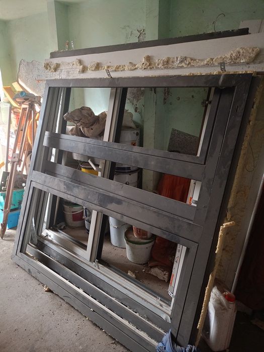 Окна хорошие большие металлические с стеклопакетами