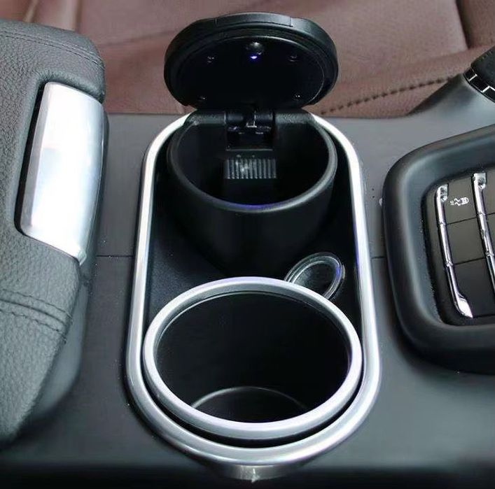 Scrumiera auto universala, iluminata LED, cu capac