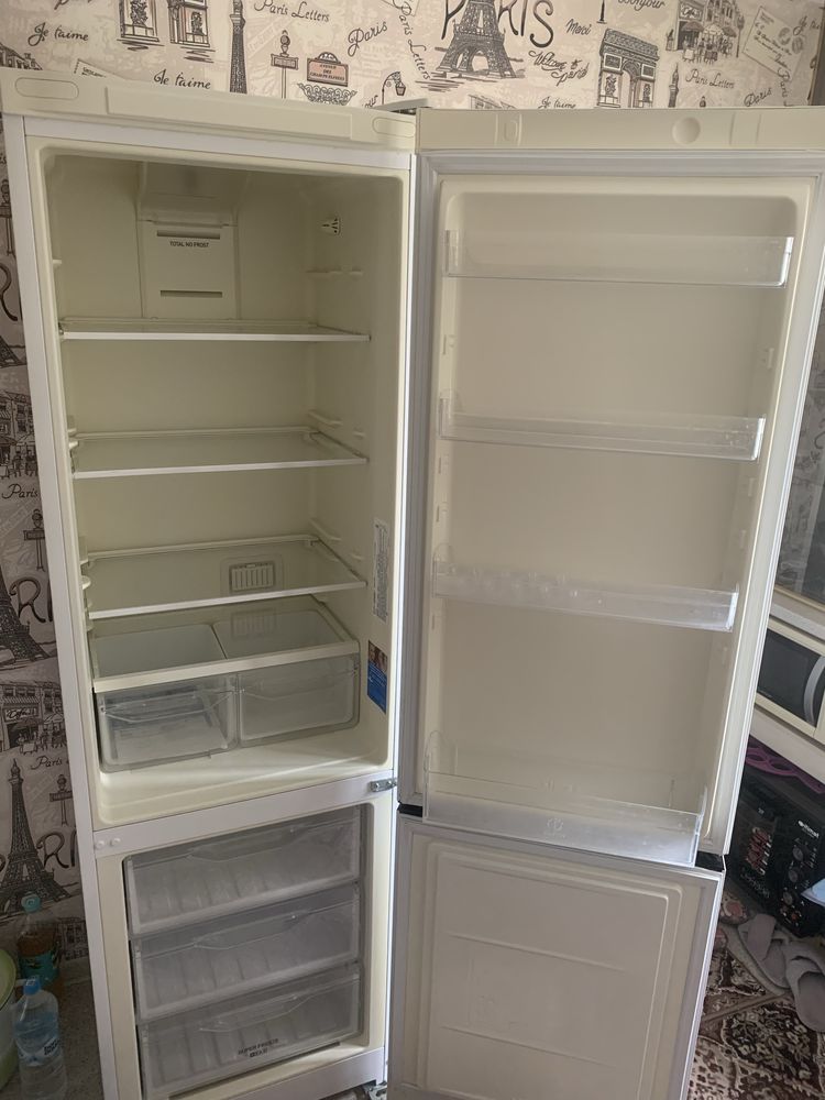 Холодильник INDESIT DF5200W