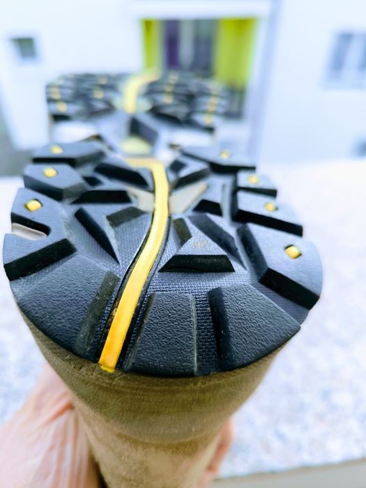 Ghete Lowa Goretex pt lucru talpă fisurată puțin