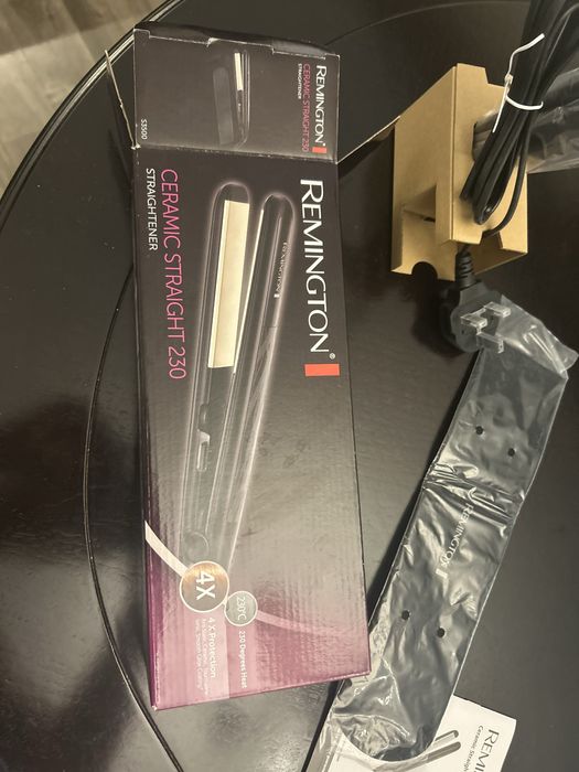 Placă de întins părul Remington Ceramic Straight 230 – Nouă, Sigilată