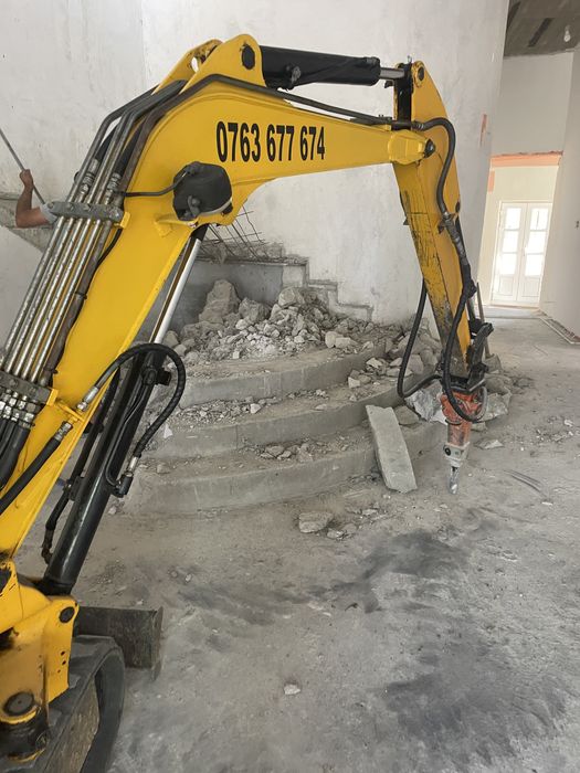 Inchiriez  miniexcavator cu brat lung si picon !