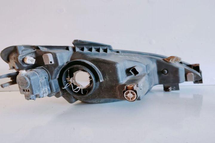 Far stanga Peugeot 206 prima generatie