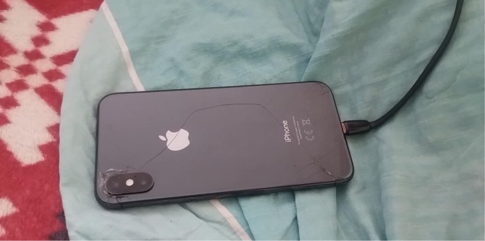 Vând iPhone 11 și iPhone XS sau schimb