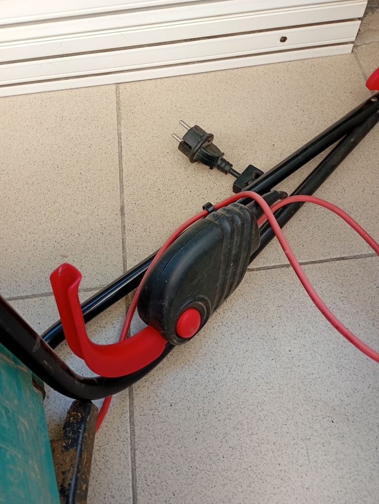 Mașină de tuns iarba Bosch ARM 32 (fără curea și recipient colector)