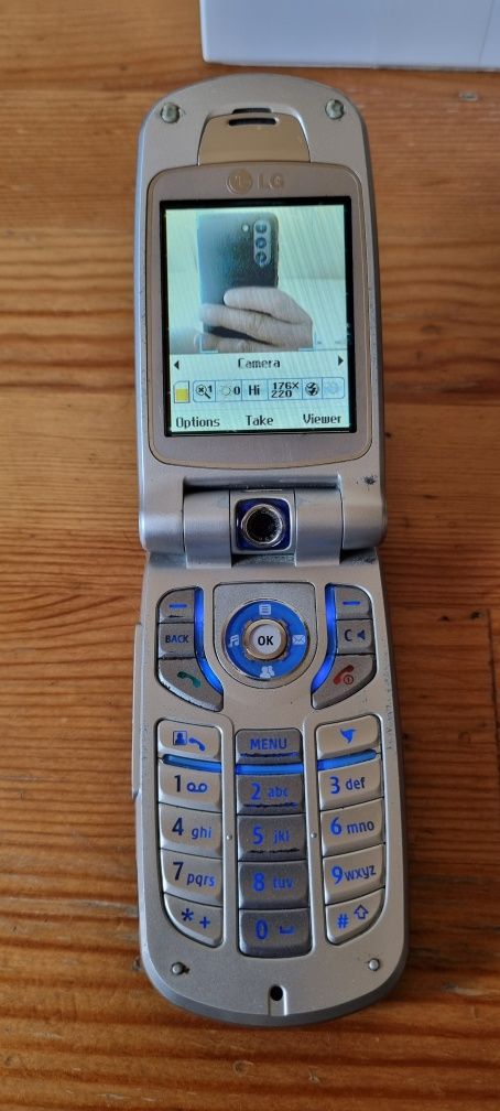 Telefon clasic cu clapeta LG U8180,vintage,de colectie,iconic.