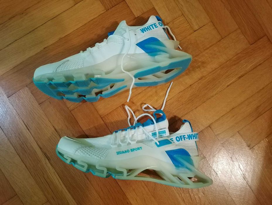 Чисто нови бели маратонки