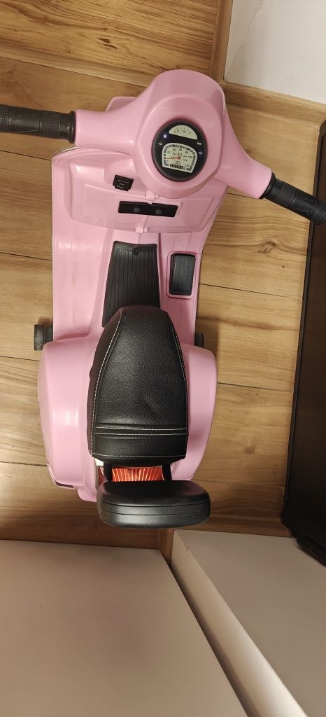 Scuter electric copiii VESPA (fetițe)
