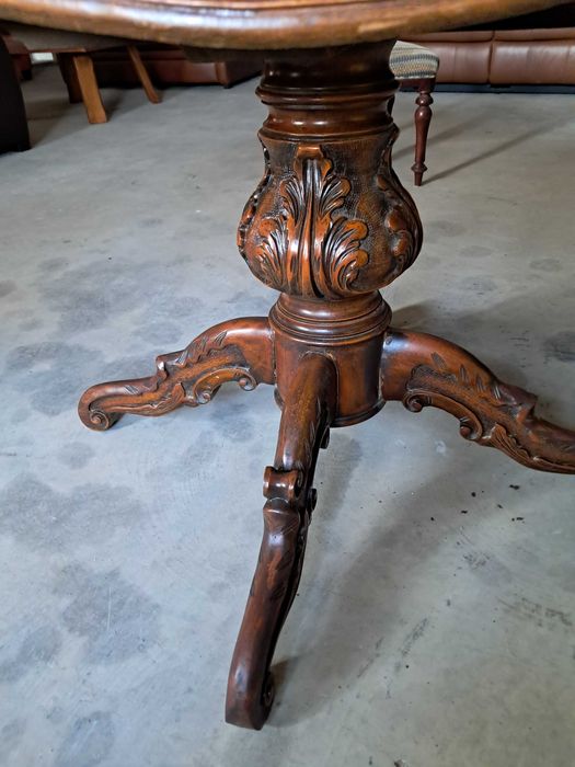 masa din lemn cu picior decorativ