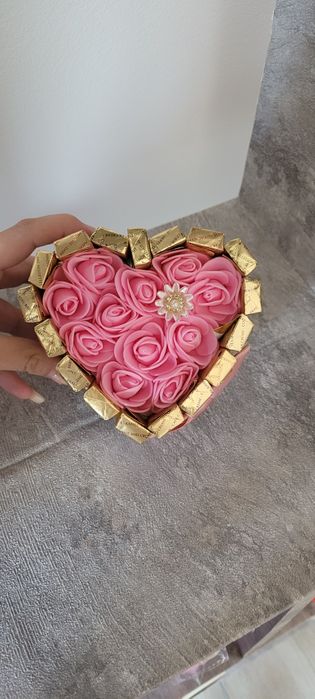 Aranjament cu trandafiri din spumă și bomboane Merci