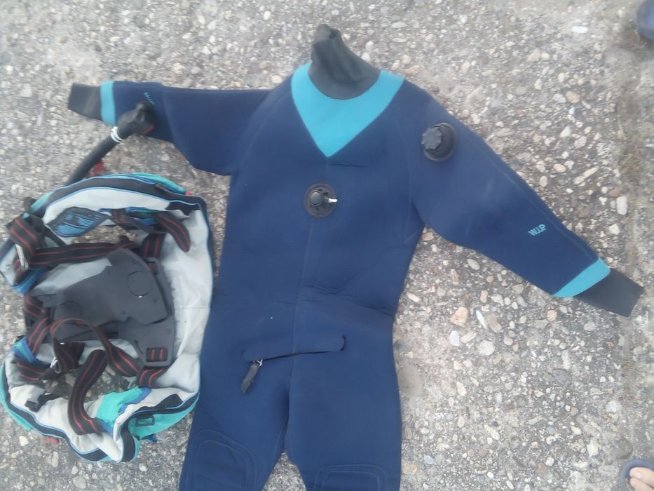 Costum uscat scafandru și vesta salvare