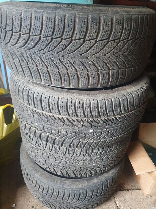 Зимни гуми  225/40/18  120лв Комплекта
