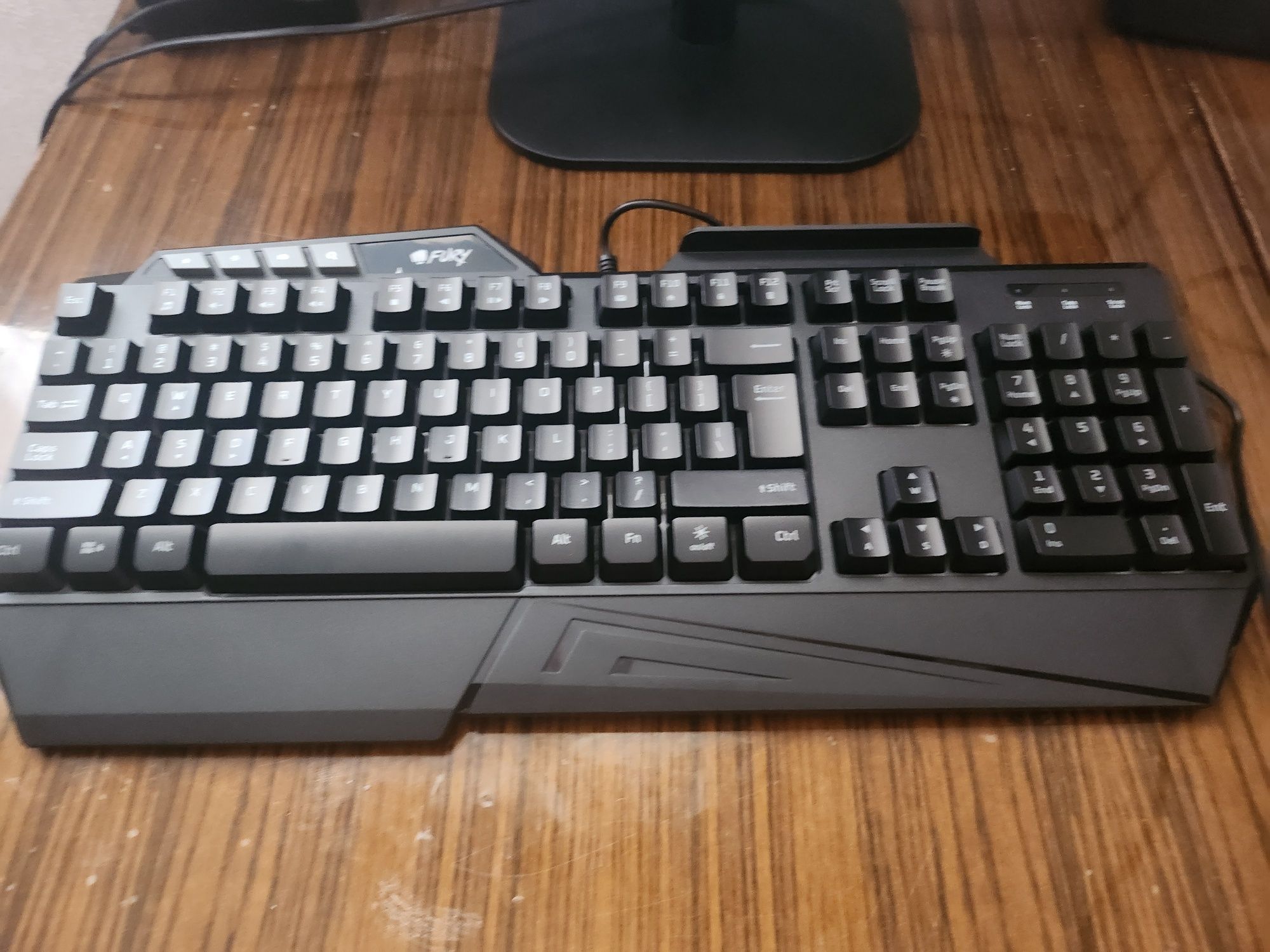 Продавам цял сет PC GAMING