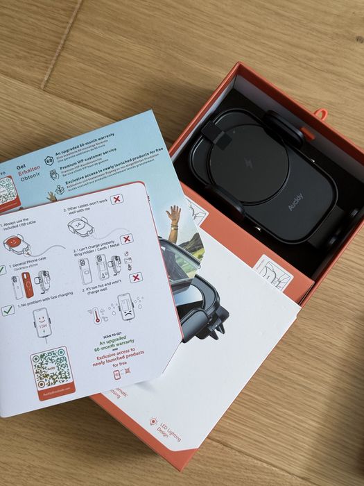 Suport auto pentru telefon cu incarcare wireless