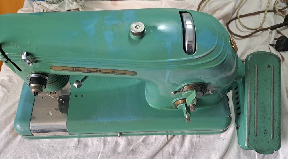 Mașina de cusut vintage Tula URSS electrică