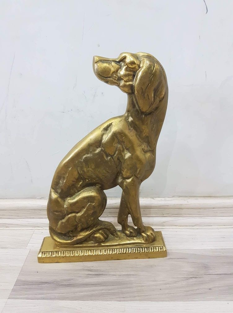 Голяма бронзова статуетка на куче