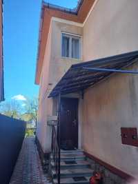 Vand casa cu doua apartamente