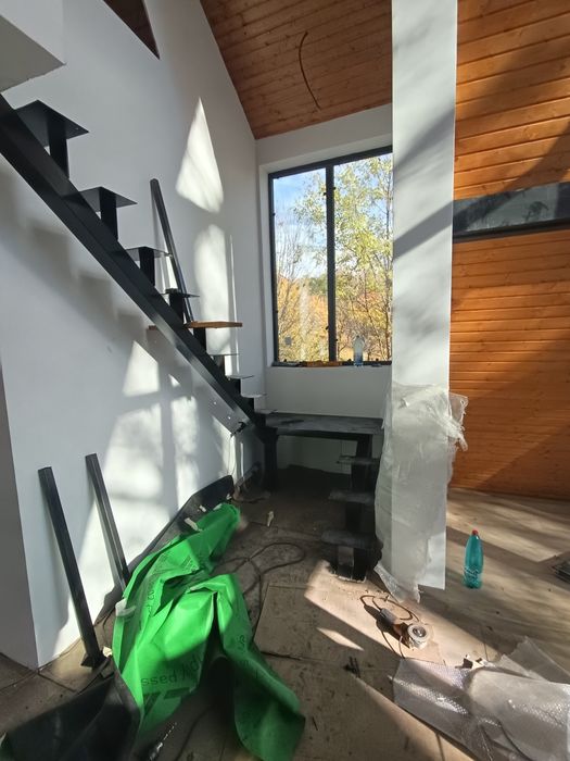 Vindem scări interior de lemn