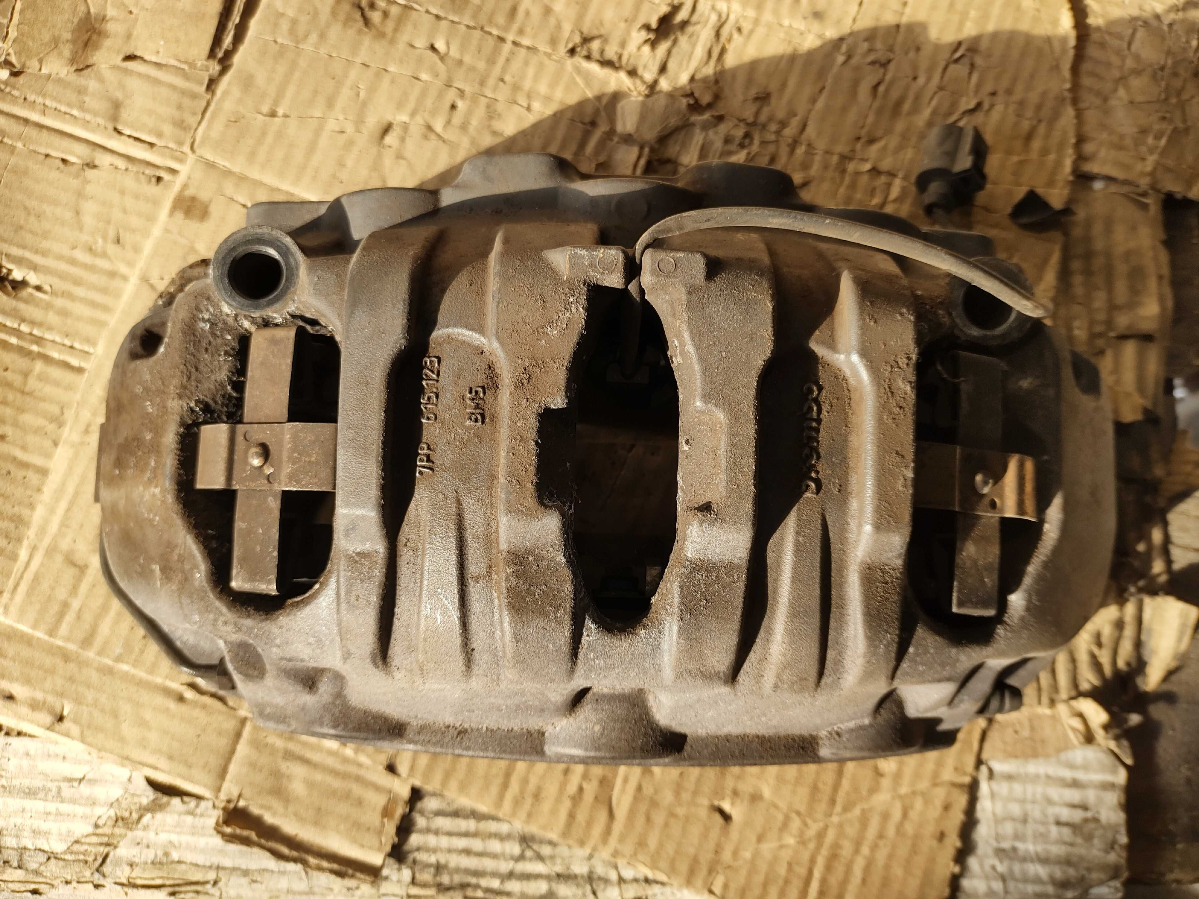 Спирачен Апарат Ляв Brembo Porsche Cayenne 3.0D 92A/2012г