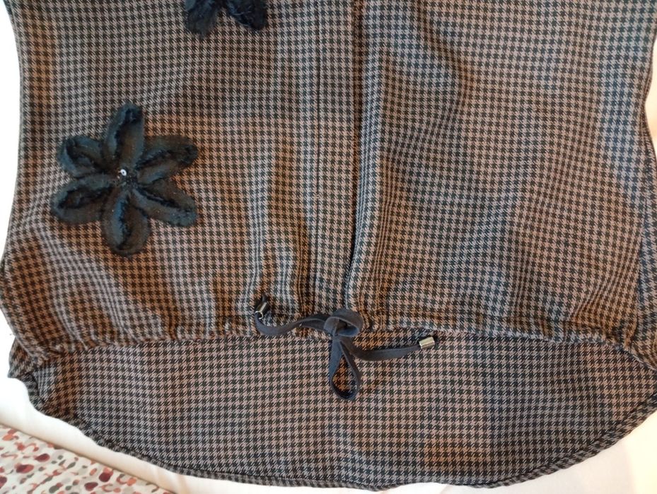 Блуза в кафяво и черно с черни цветя с пайети