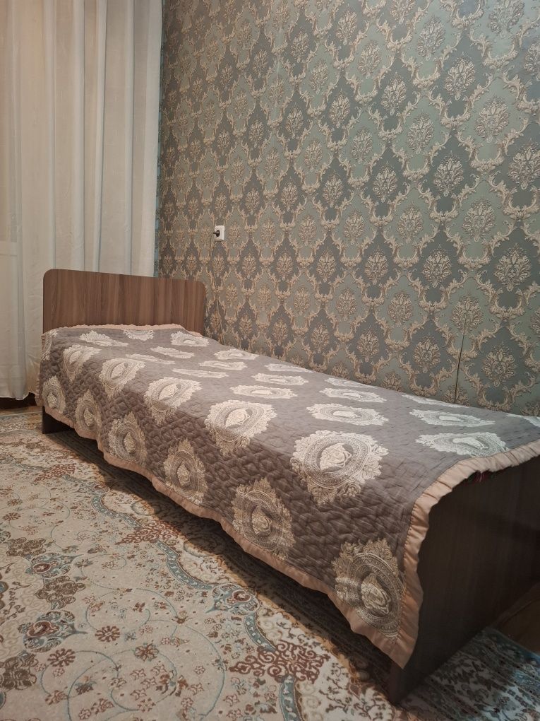 Продаю кровать, компьютерный стол и детский стул