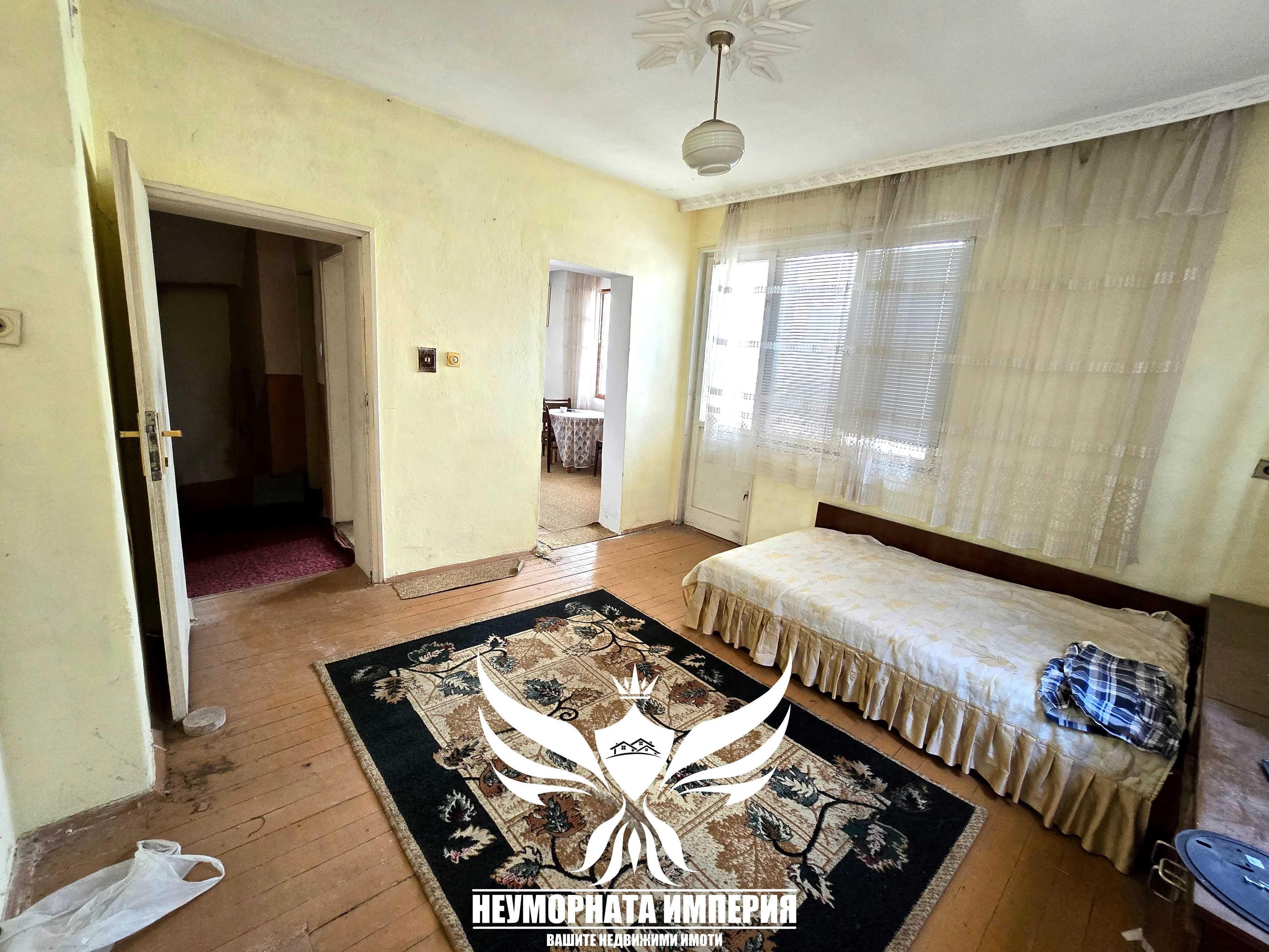 Продавам тристаен с гараж, партерни стаи и 219кв. двор в гр.Асеновград
