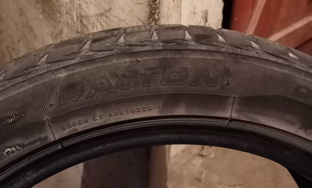 Продавам 2 броя зимни гуми 225.45.17 дот 2022 Daiton