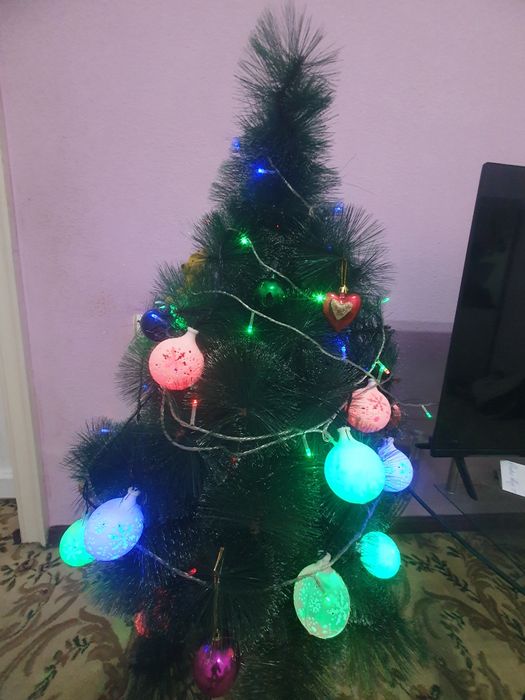 Ёлка продаётся .