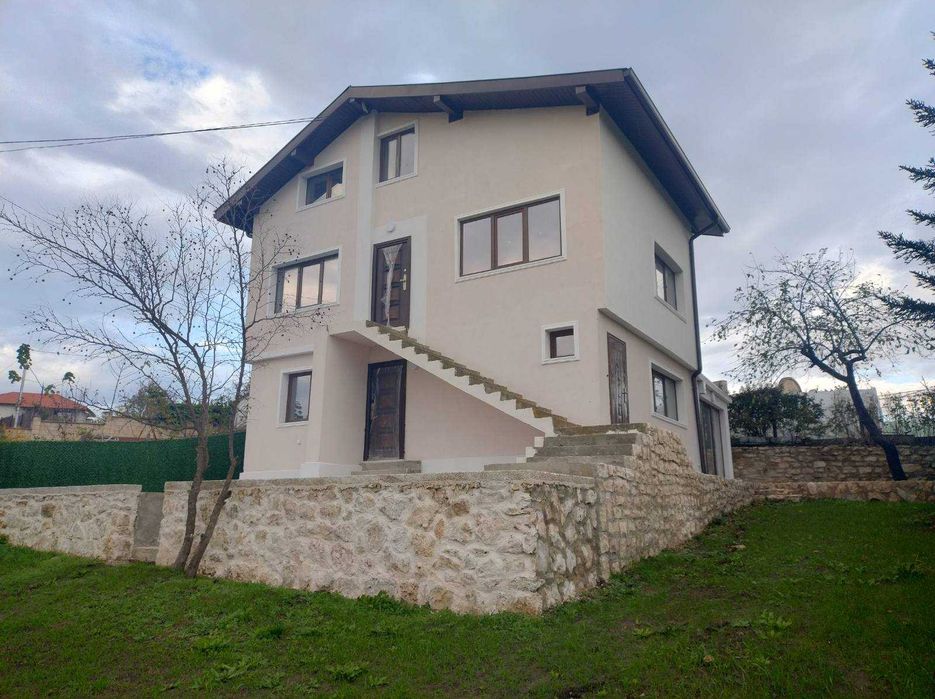 Триетажна къща в Осеново