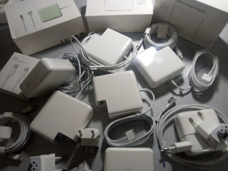 на MacBook - зарядка, блок питания, шнур .