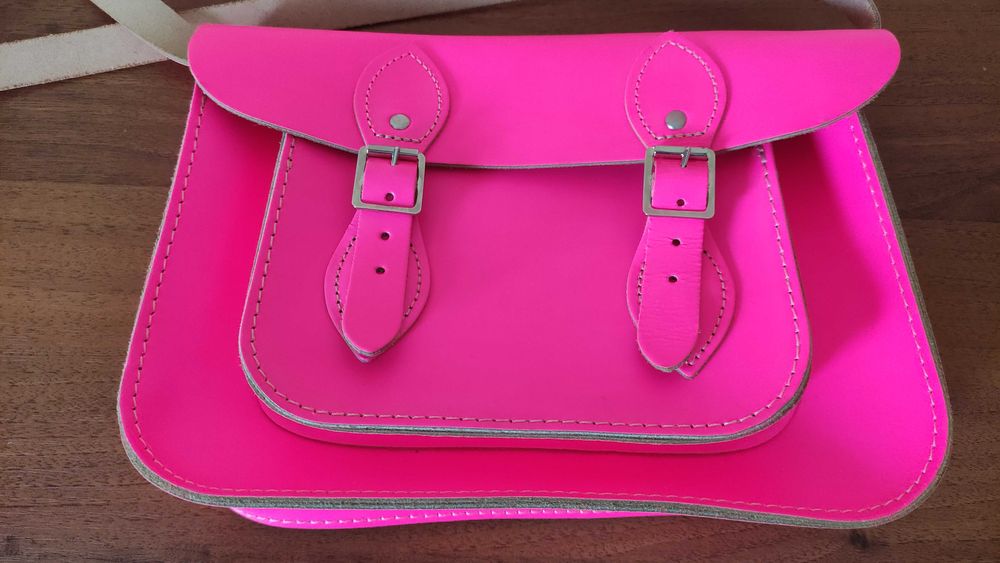 Маркова английска чанта от естествена кожа в неоново розово нова