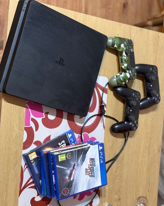 Playstation 4 с три джойстика и 5 игри