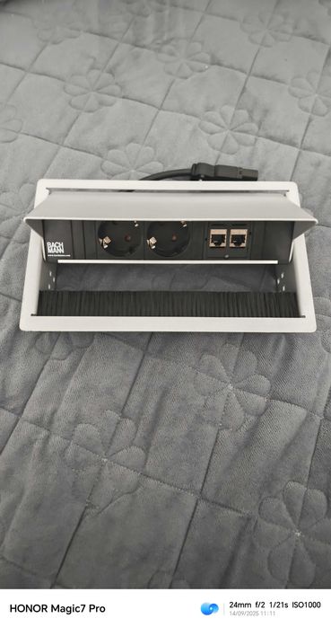 Priză încastrabilă Bachmann pentru birou – 2 prize + 2 porturi RJ45