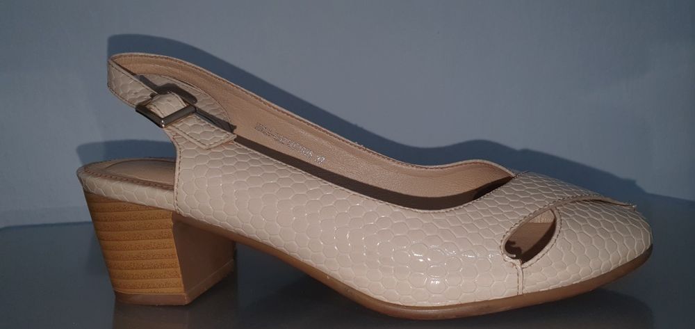 бежевые лакированные туфли с вырезом на носке.