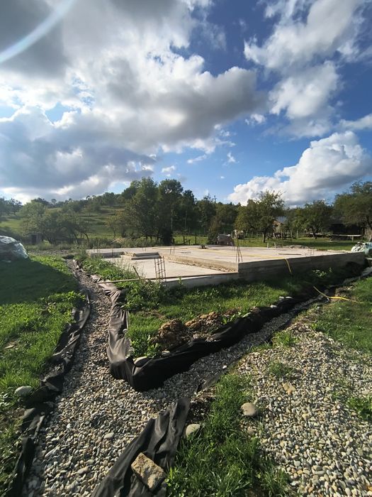 Casa la tara  fundatie pe teren 7700 mp cu Izvor debit foarte mare