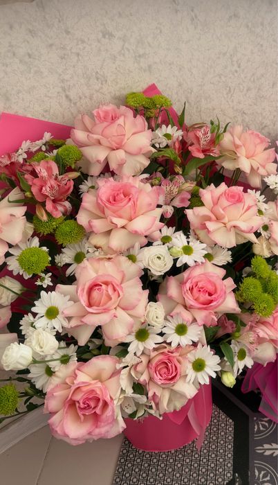 Шикарный букет цветов в кашпо