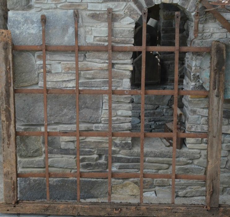 Gratii, grilaj vechi de fereastra mediavala cu arcada circa 1800