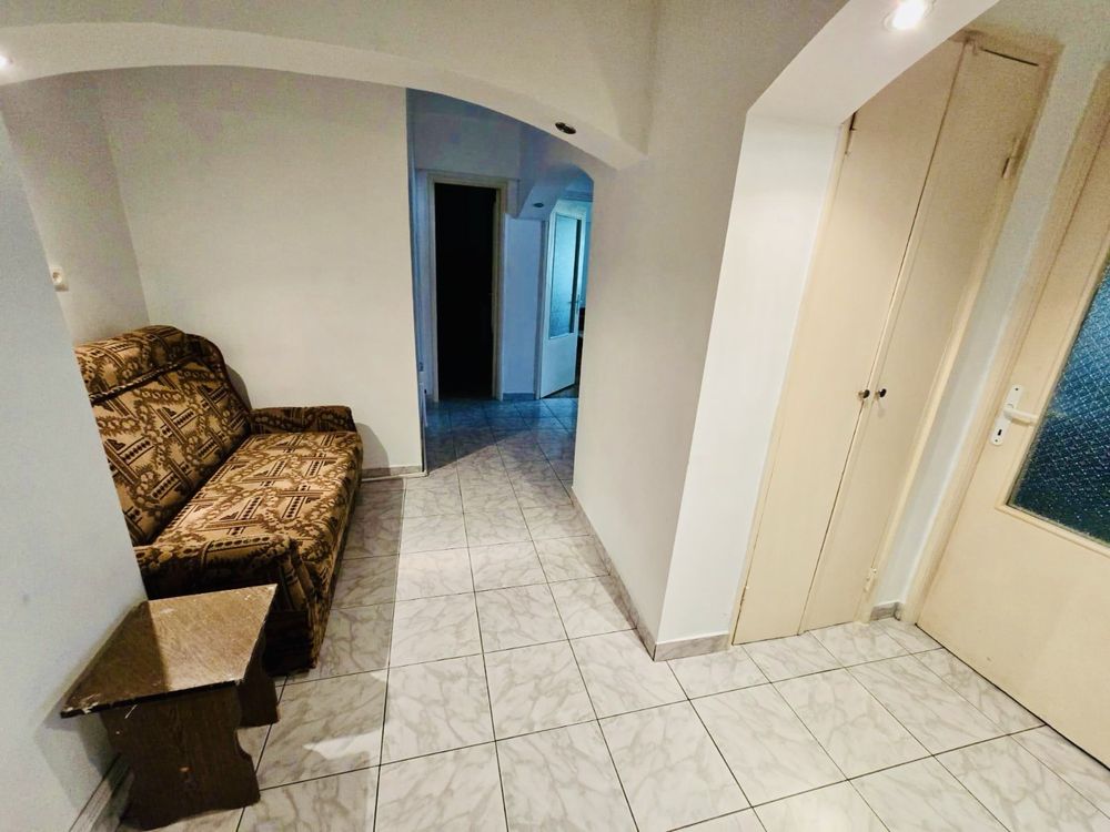 Vând apartament cu 3 camere, decomandat, zona gării Bârlad.